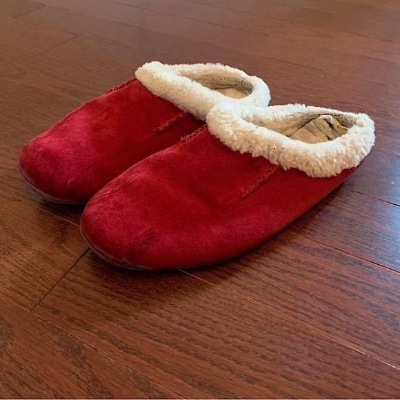 Lands’ End Woman’s leather suede shearling slippers in burgundy - Picture 3 of 7